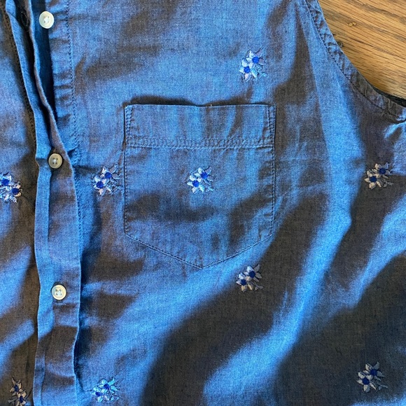 Denim sleeveless shirt with small flower embroidery - Picture 3 of 4